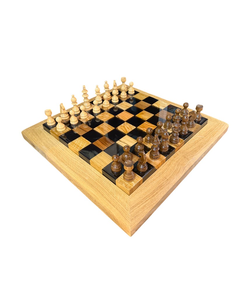 Tablero de ajedrez en roble y nogal con revestimiento epoxi negro